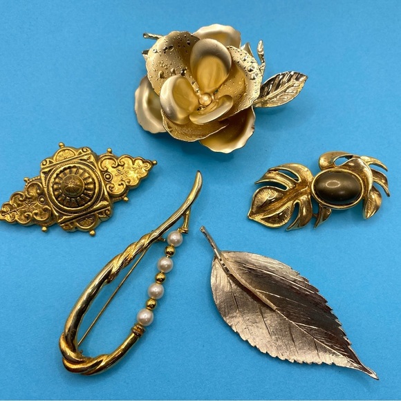 Vintage Brooch Bundle Gold Tone Large Pins Lot of 5 - Picture 1 of 9